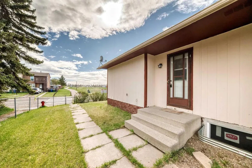 703 58 Street SE Calgary AB T2A 3S3