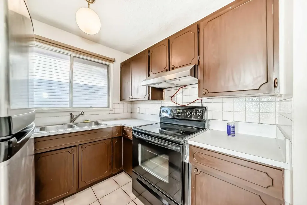 703 58 Street SE Calgary AB T2A 3S3