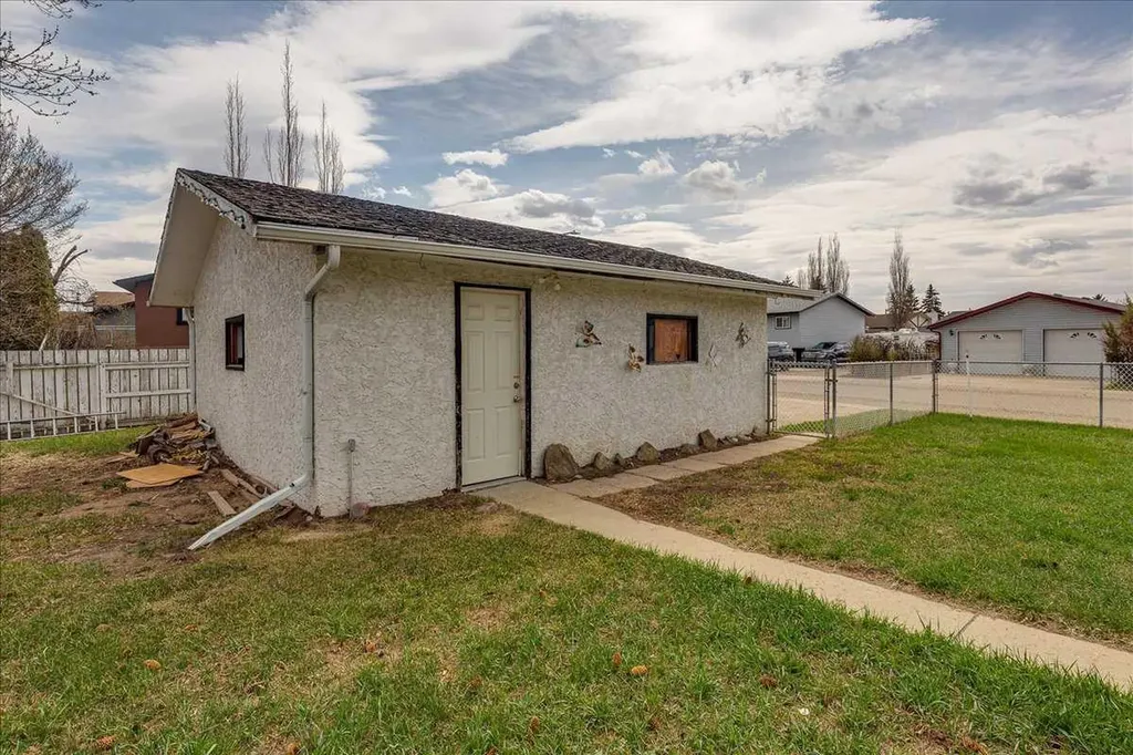 123 Nolan Street Red Deer AB T4P 1Z1