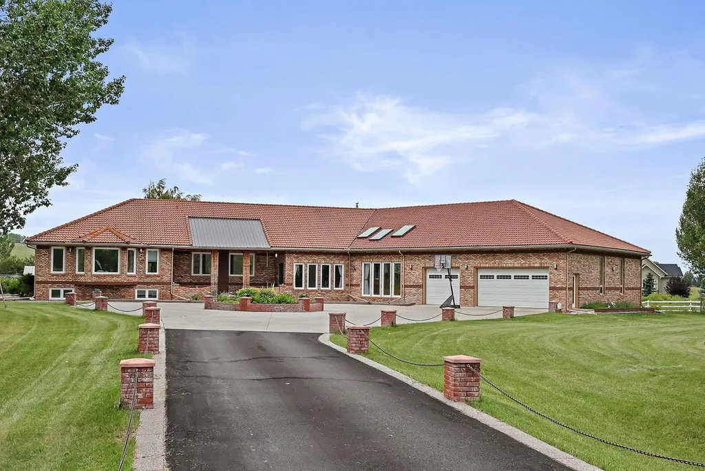 242125 8 Street E Rural Foothills County AB T1S 3L2
