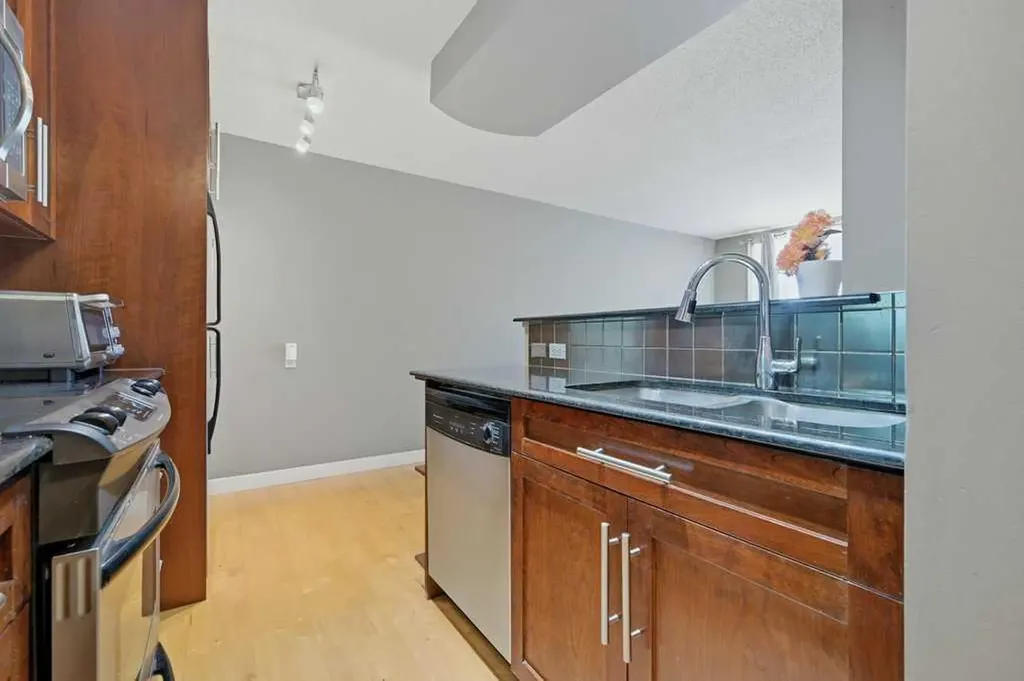 2220 16a Street SW Calgary AB T2T 4K2