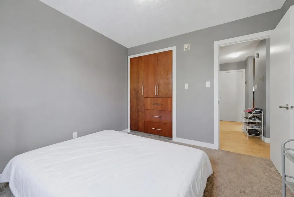 2220 16a Street SW Calgary AB T2T 4K2