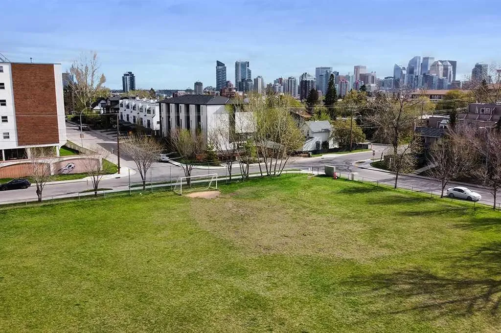 2220 16a Street SW Calgary AB T2T 4K2