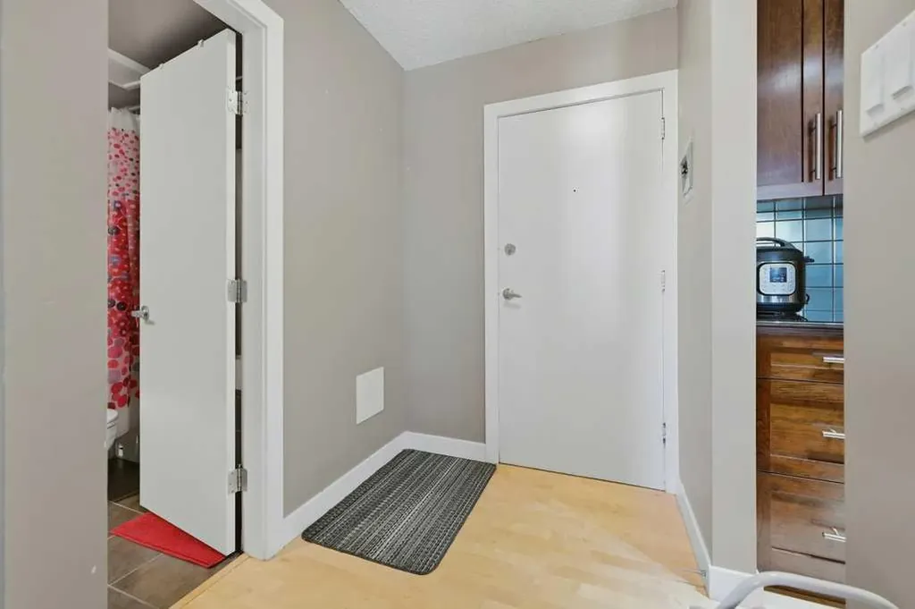 2220 16a Street SW Calgary AB T2T 4K2