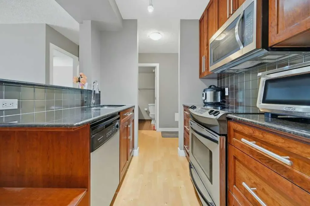 2220 16a Street SW Calgary AB T2T 4K2
