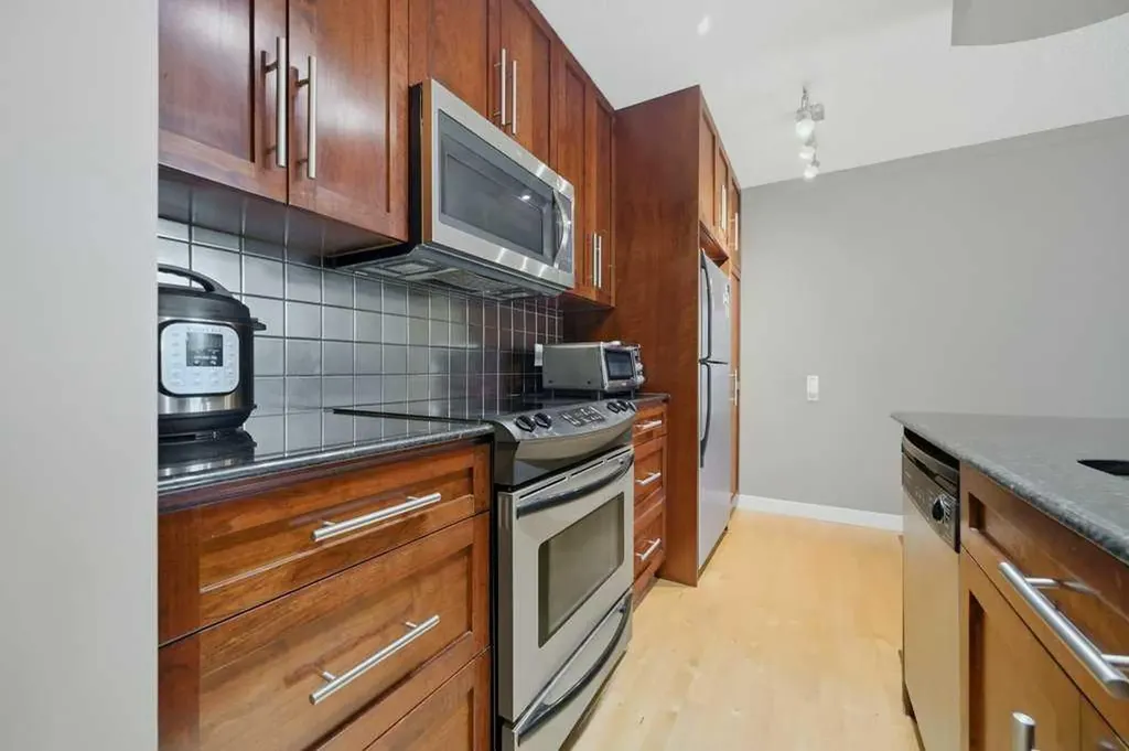 2220 16a Street SW Calgary AB T2T 4K2