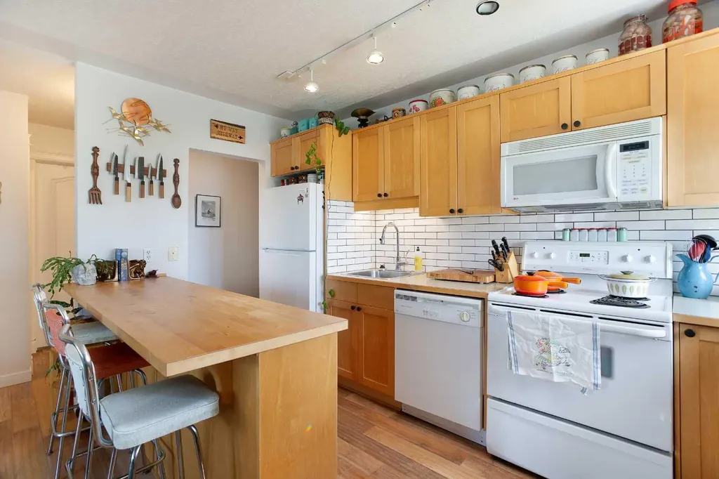 2515 14a Street SW Calgary AB T2T 3X6