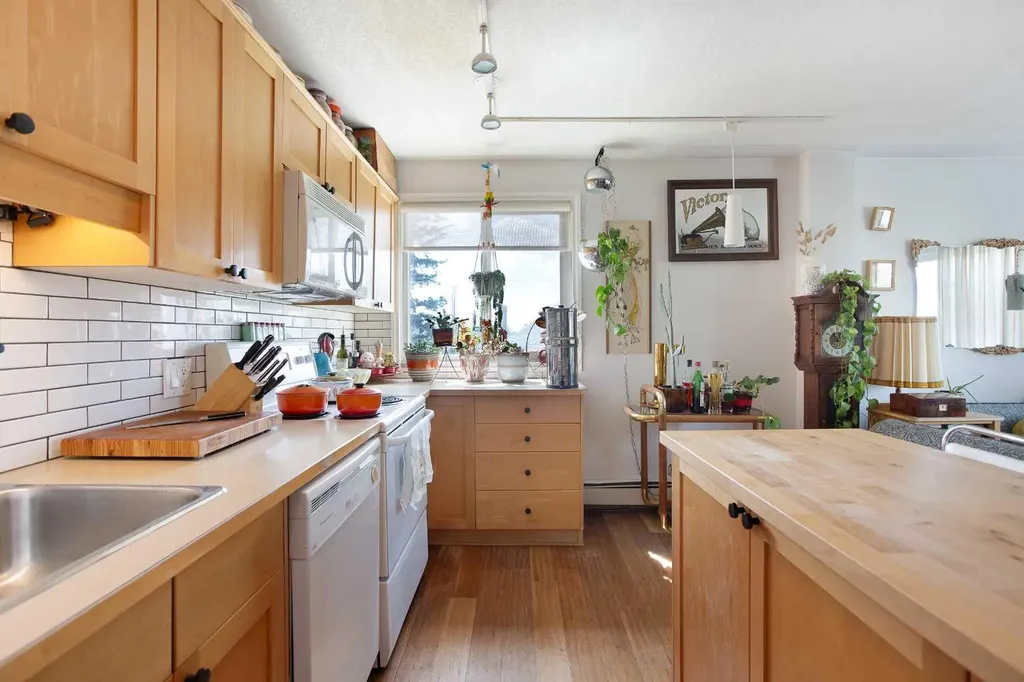 2515 14a Street SW Calgary AB T2T 3X6
