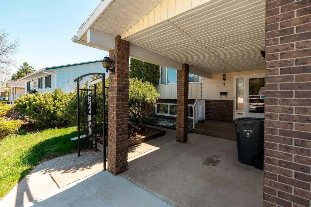 47 Ryerson Road W Lethbridge AB T1K 4N7