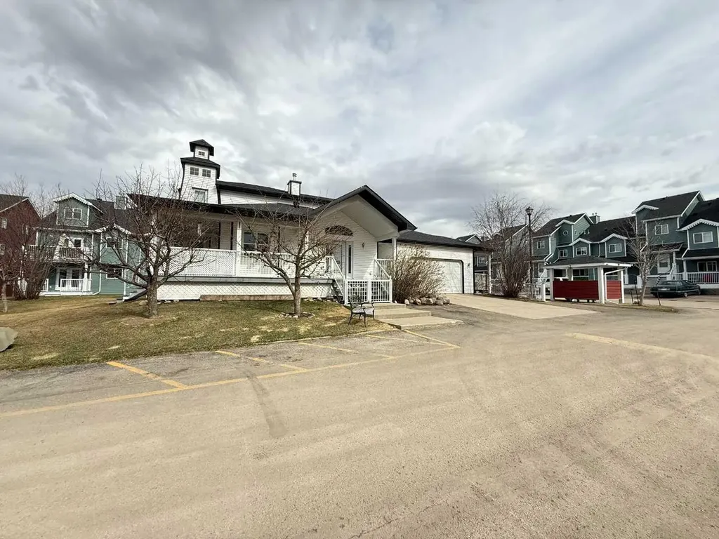 5220 50a Avenue Sylvan Lake AB T4S 1E5