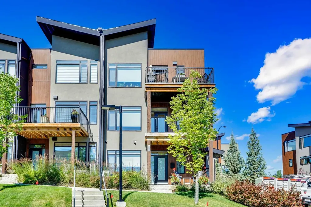 19 Royal Elm Green NW Calgary AB T3G 0G8