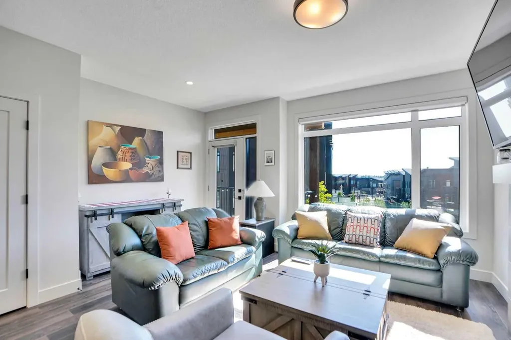 19 Royal Elm Green NW Calgary AB T3G 0G8