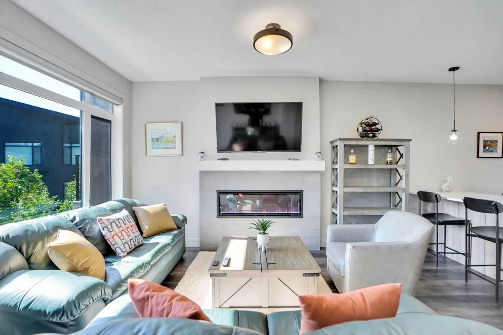 19 Royal Elm Green NW Calgary AB T3G 0G8