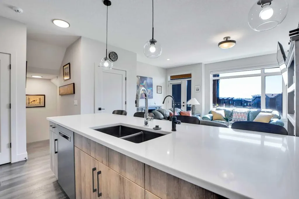 19 Royal Elm Green NW Calgary AB T3G 0G8