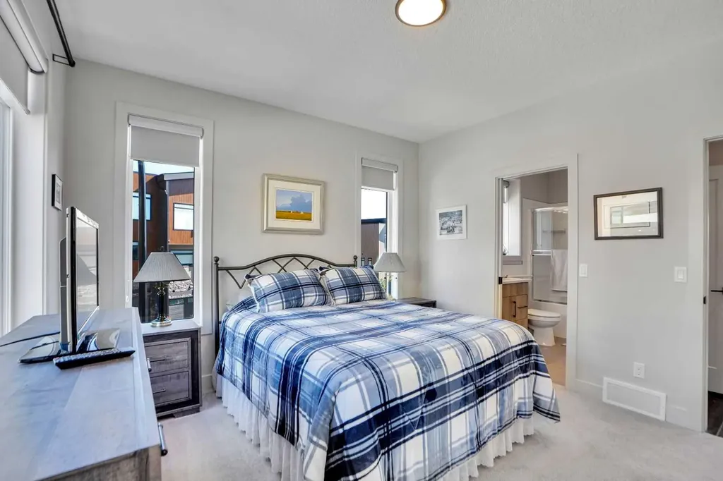 19 Royal Elm Green NW Calgary AB T3G 0G8