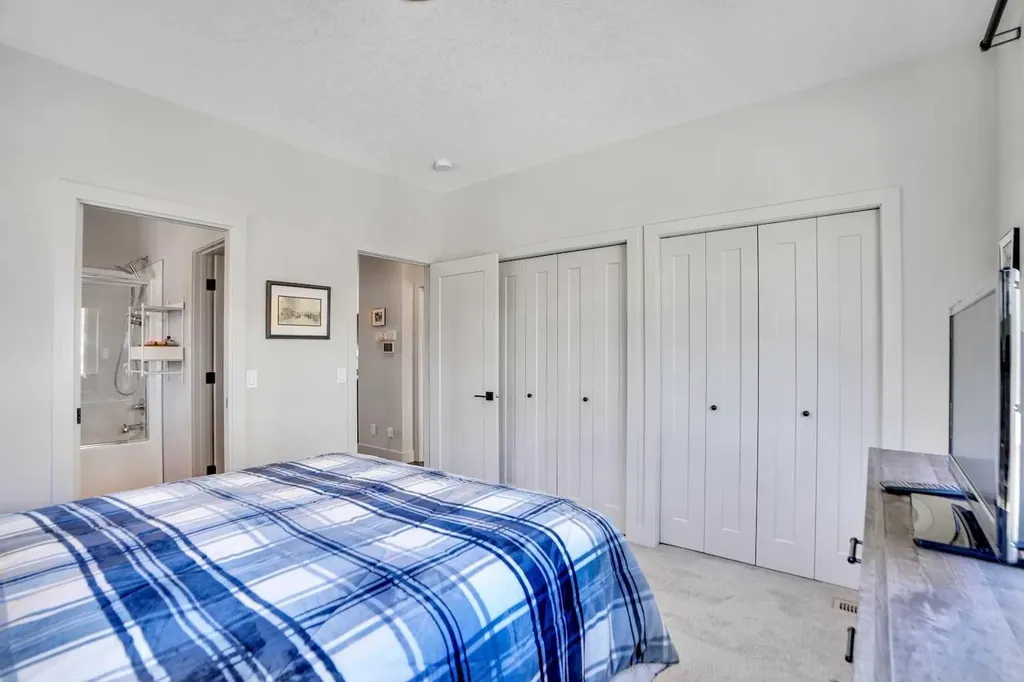 19 Royal Elm Green NW Calgary AB T3G 0G8
