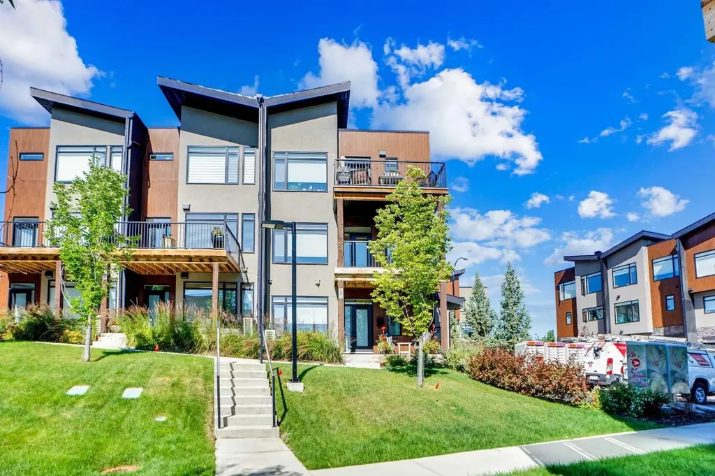 19 Royal Elm Green NW Calgary AB T3G 0G8