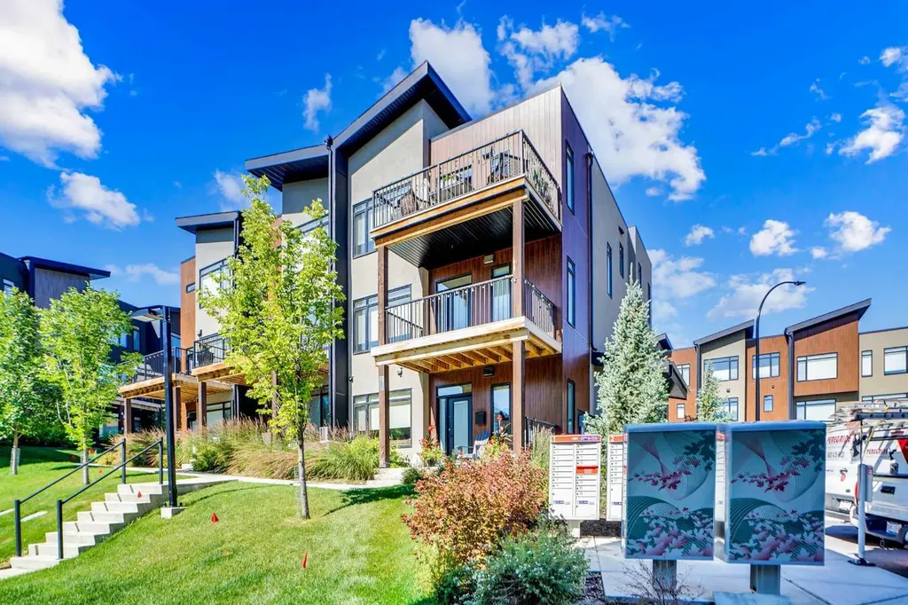 19 Royal Elm Green NW Calgary AB T3G 0G8