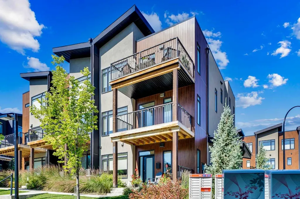 19 Royal Elm Green NW Calgary AB T3G 0G8