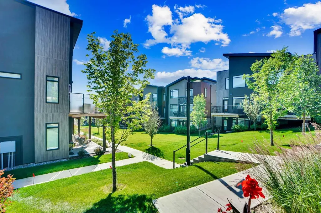 19 Royal Elm Green NW Calgary AB T3G 0G8