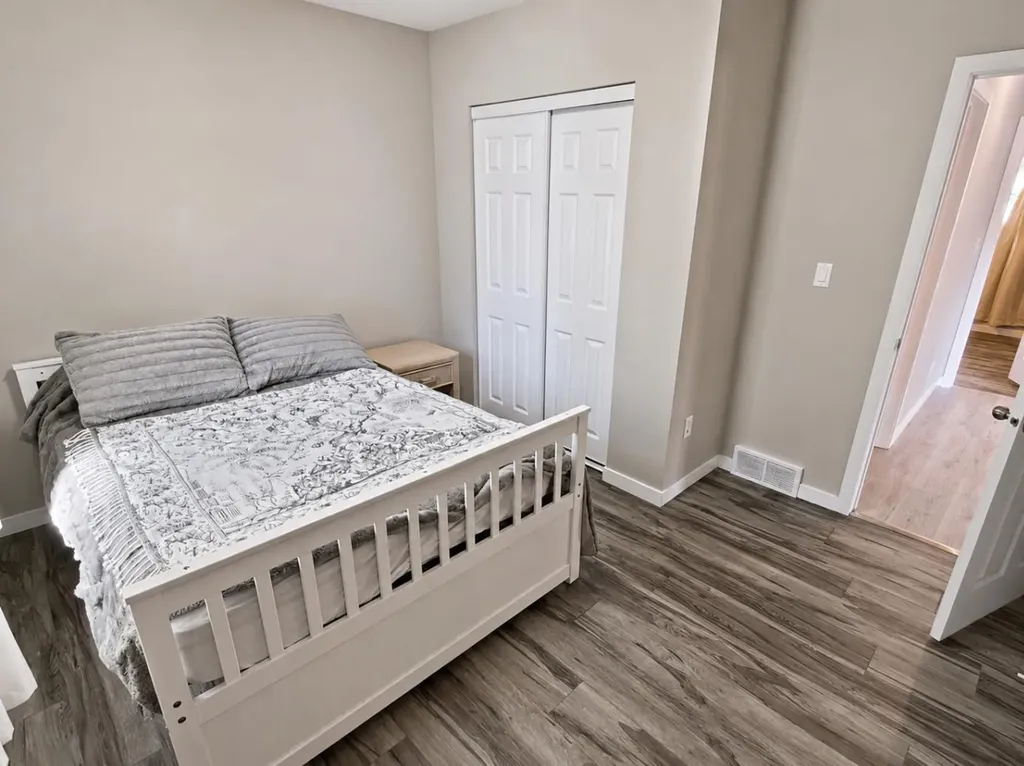 18 Maple Street Okotoks AB T1S 1J6