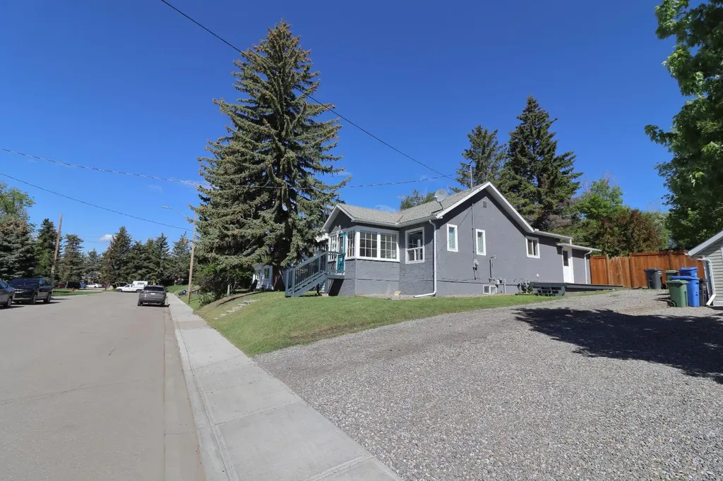 18 Maple Street Okotoks AB T1S 1J6