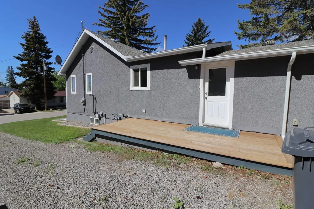 18 Maple Street Okotoks AB T1S 1J6