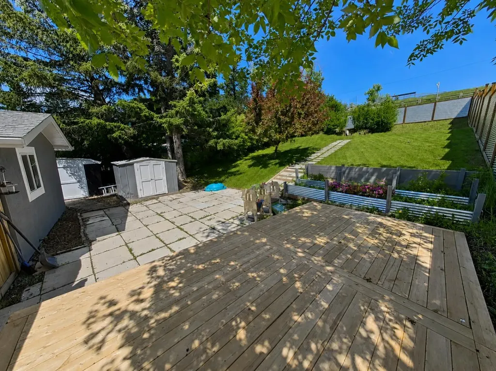 18 Maple Street Okotoks AB T1S 1J6