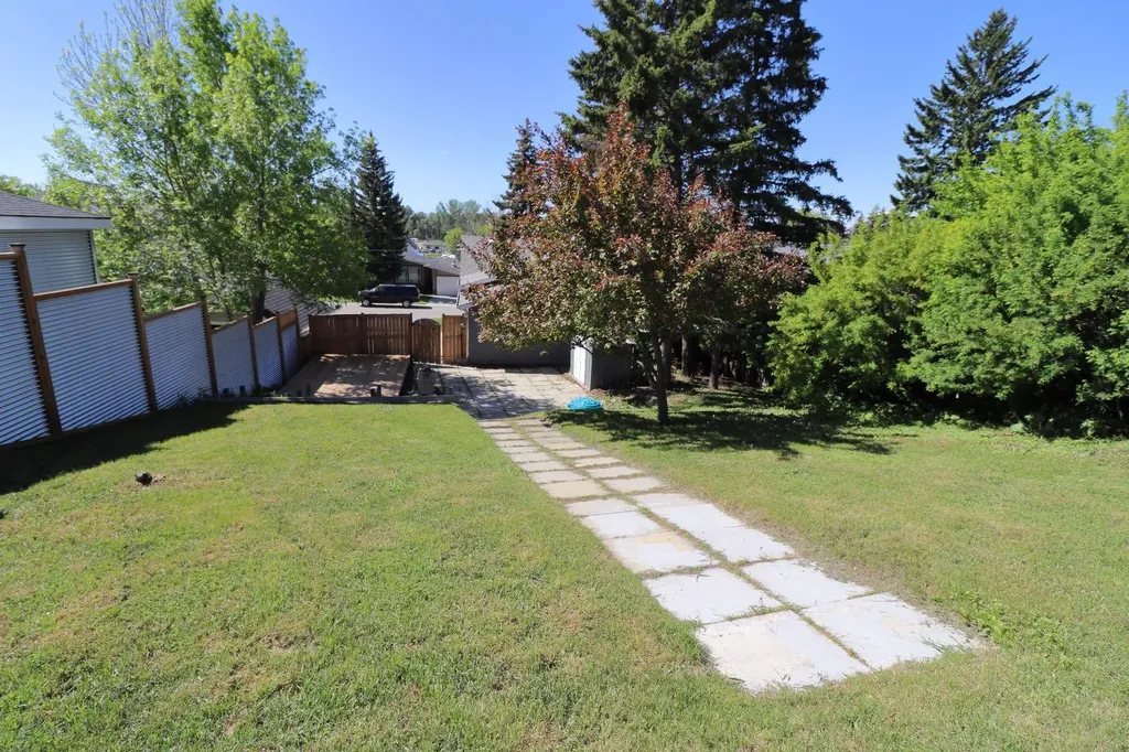 18 Maple Street Okotoks AB T1S 1J6