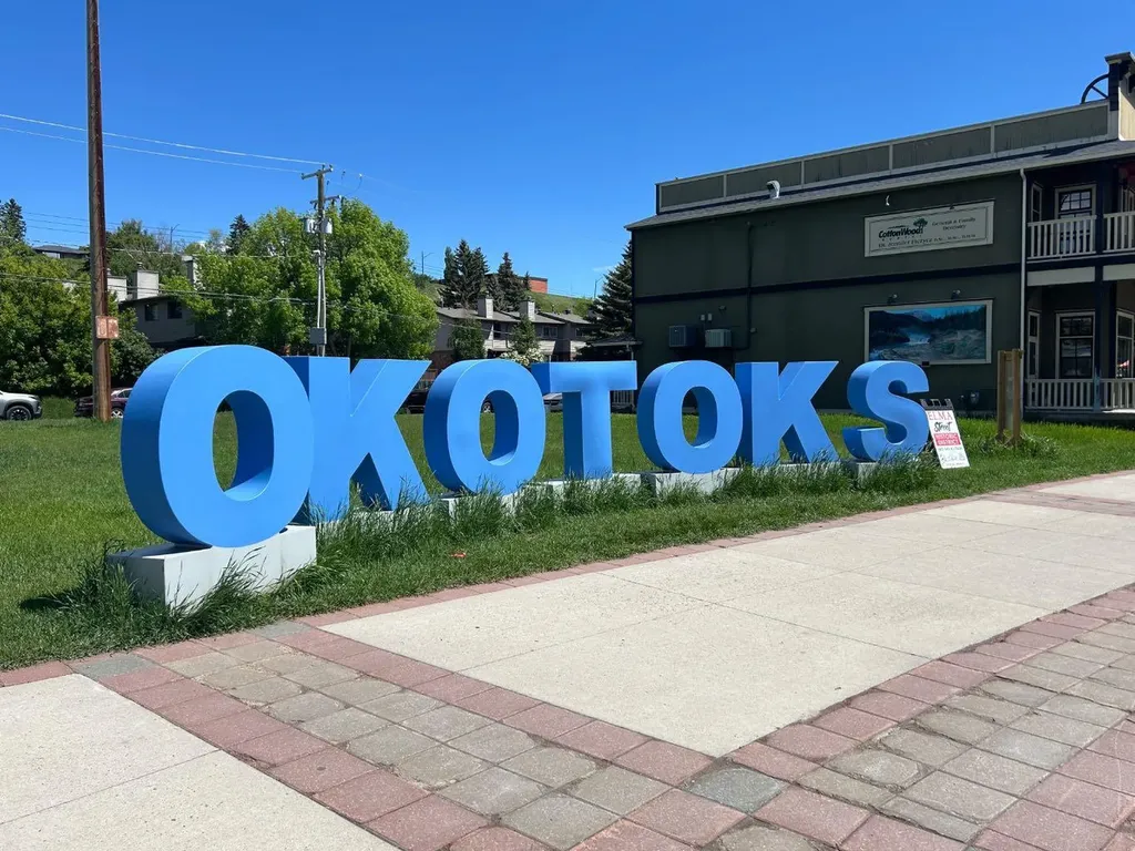 18 Maple Street Okotoks AB T1S 1J6