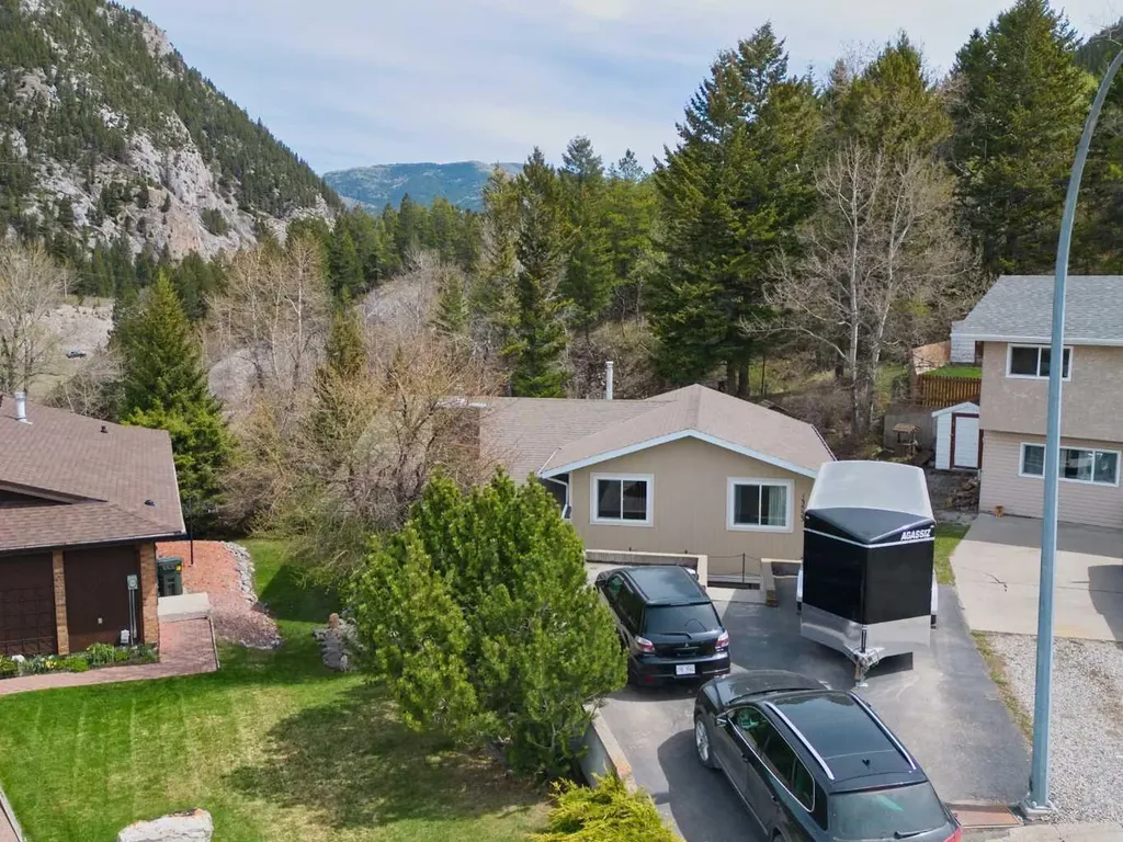 13553 18 Avenue Blairmore AB T0K0E0
