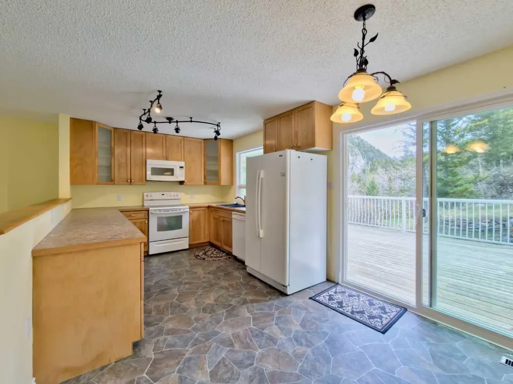 13553 18 Avenue Blairmore AB T0K0E0