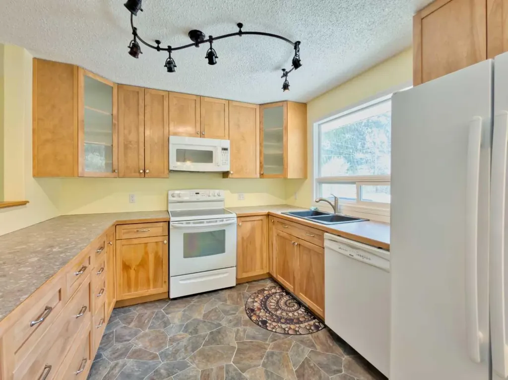 13553 18 Avenue Blairmore AB T0K0E0