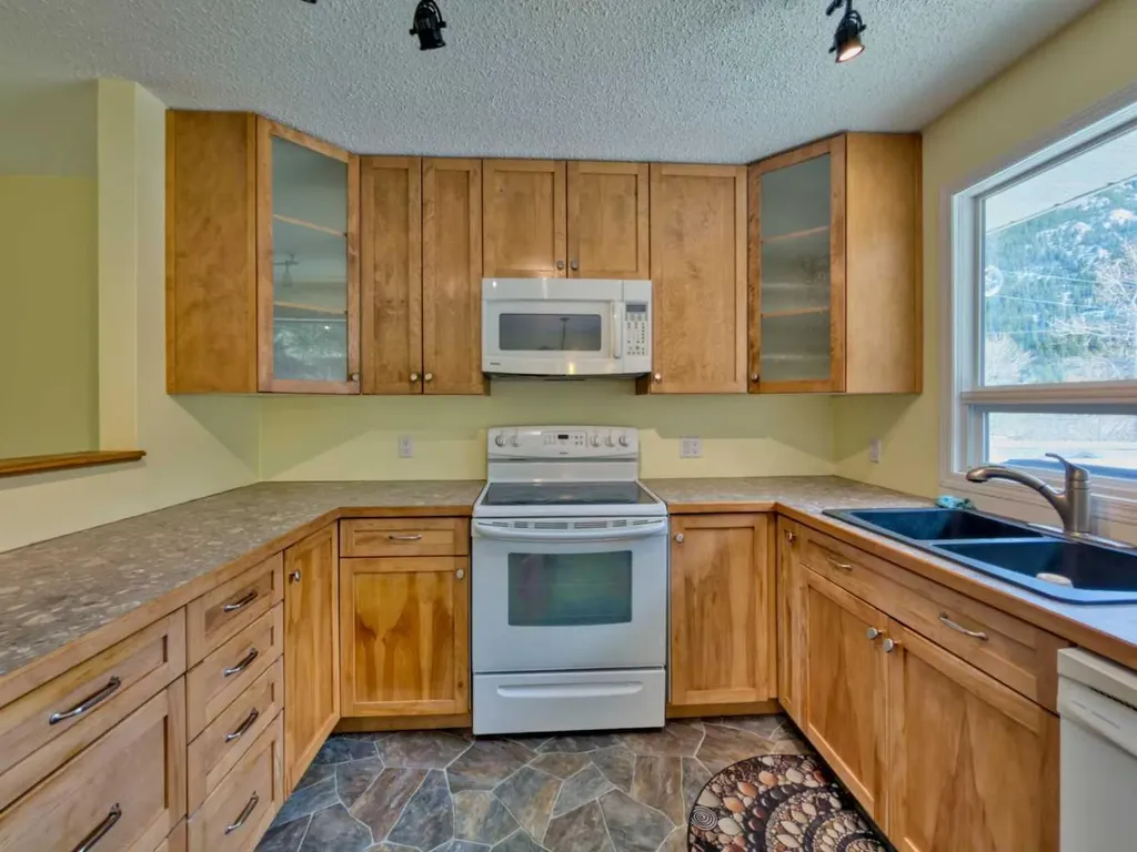 13553 18 Avenue Blairmore AB T0K0E0