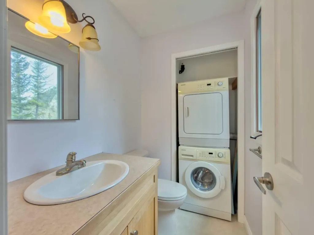 13553 18 Avenue Blairmore AB T0K0E0