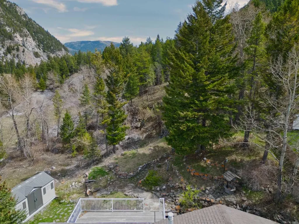 13553 18 Avenue Blairmore AB T0K0E0