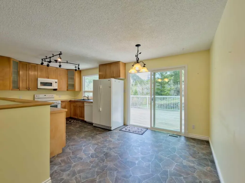 13553 18 Avenue Blairmore AB T0K0E0