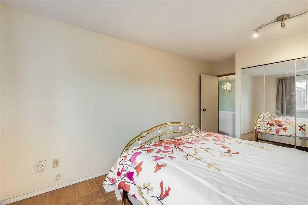 335 Garry Crescent NE Calgary AB T2K 5X1