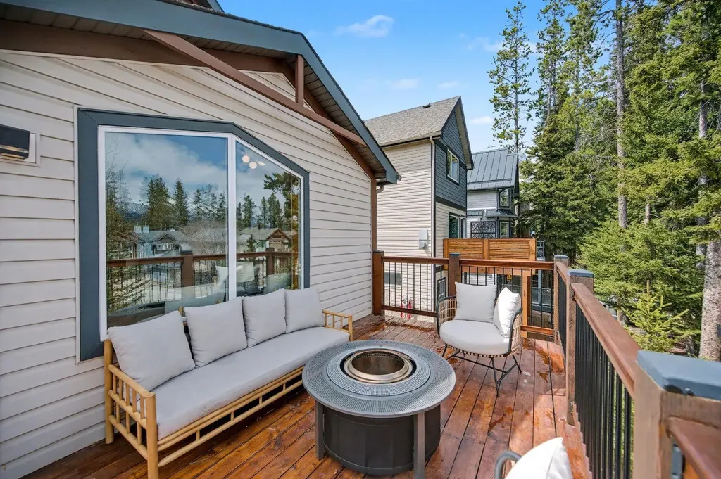 921 Lawrence Grassi Ridge Canmore AB T1W 2Z5