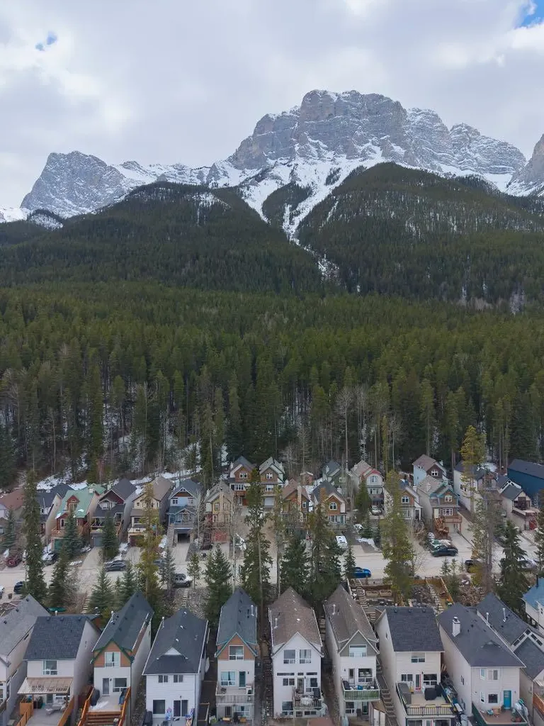 921 Lawrence Grassi Ridge Canmore AB T1W 2Z5