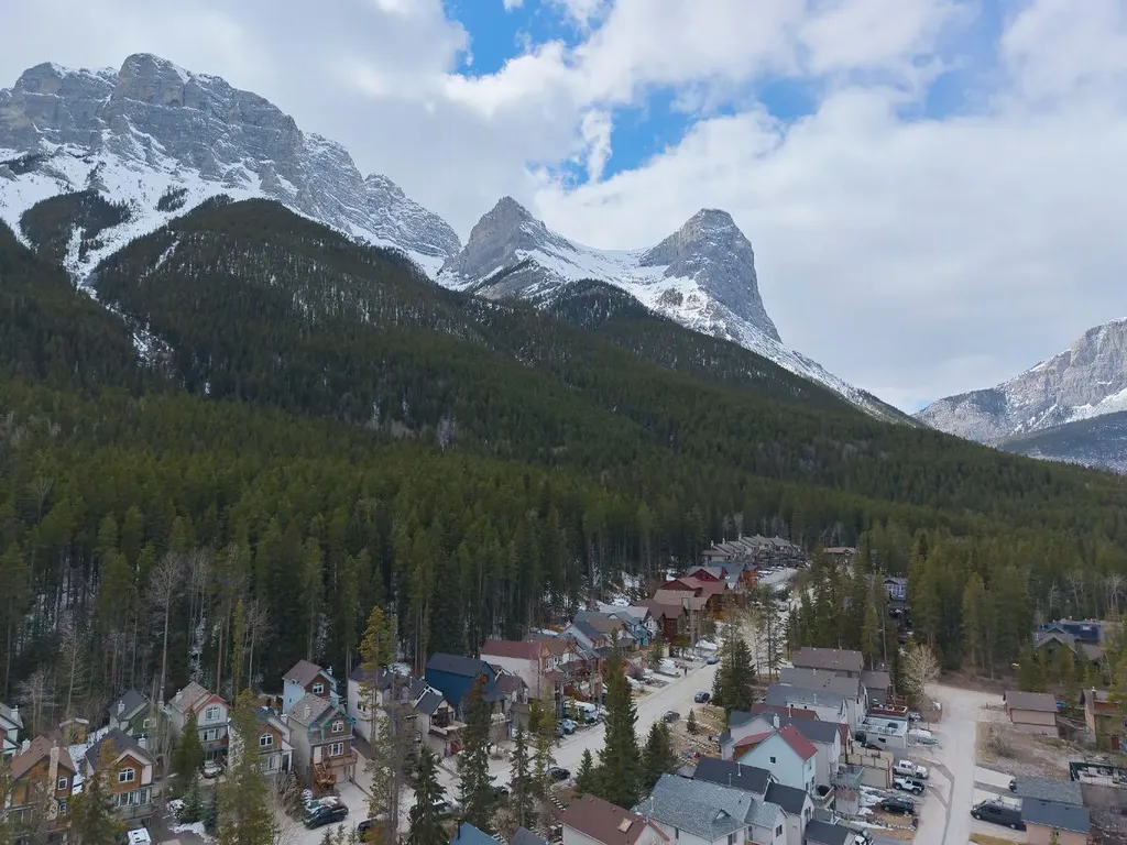 921 Lawrence Grassi Ridge Canmore AB T1W 2Z5