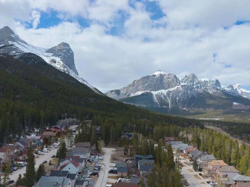 921 Lawrence Grassi Ridge Canmore AB T1W 2Z5