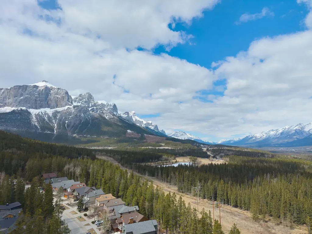 921 Lawrence Grassi Ridge Canmore AB T1W 2Z5