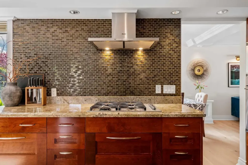 855 Oakside Circle SW Calgary AB T2V 4P5