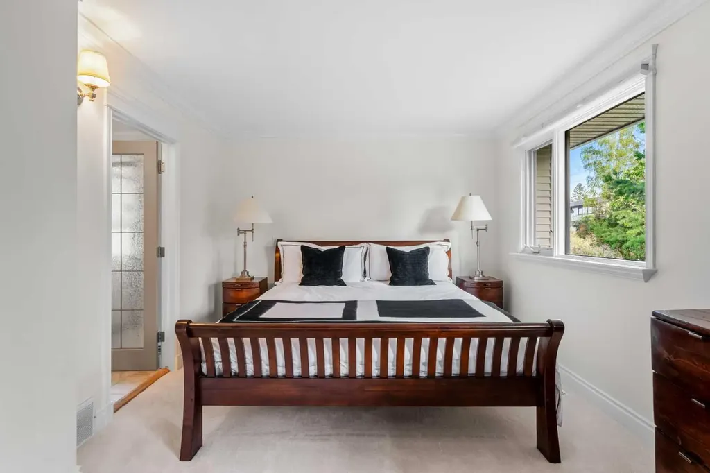 855 Oakside Circle SW Calgary AB T2V 4P5