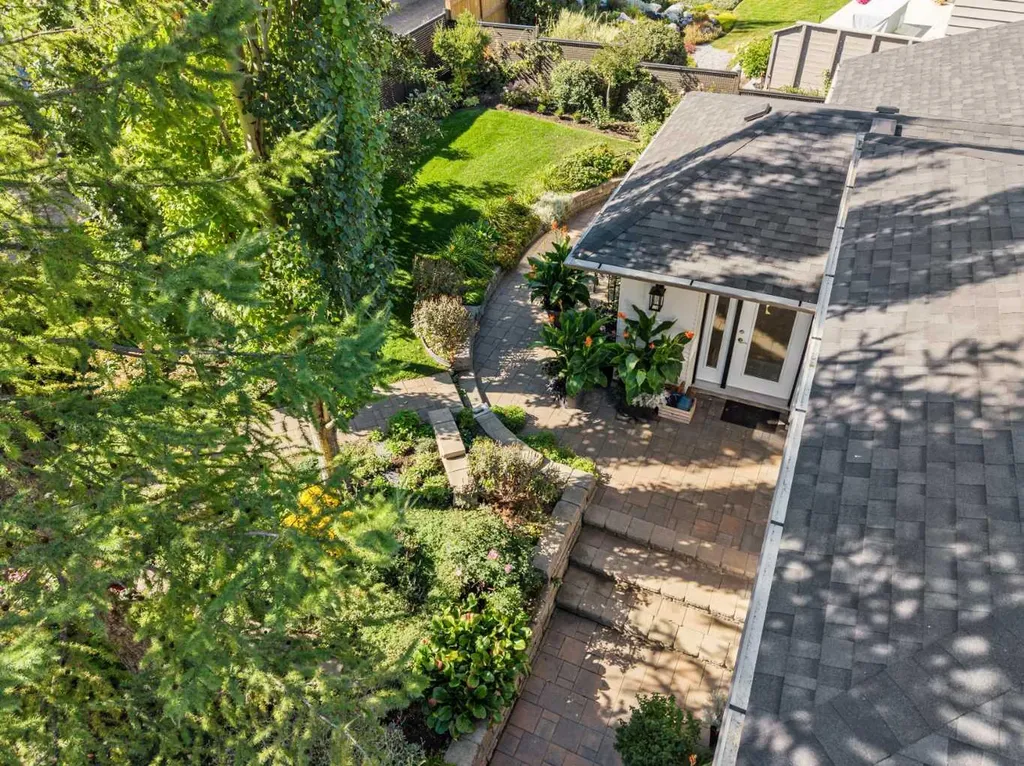 855 Oakside Circle SW Calgary AB T2V 4P5
