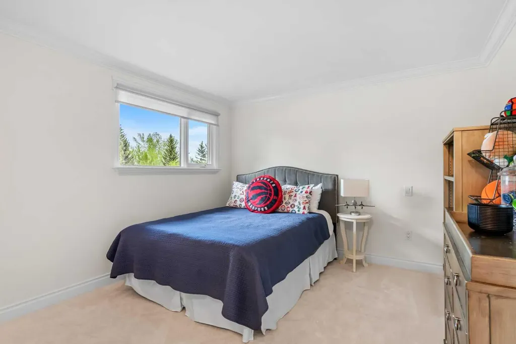855 Oakside Circle SW Calgary AB T2V 4P5