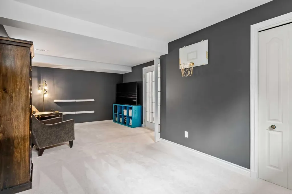 855 Oakside Circle SW Calgary AB T2V 4P5