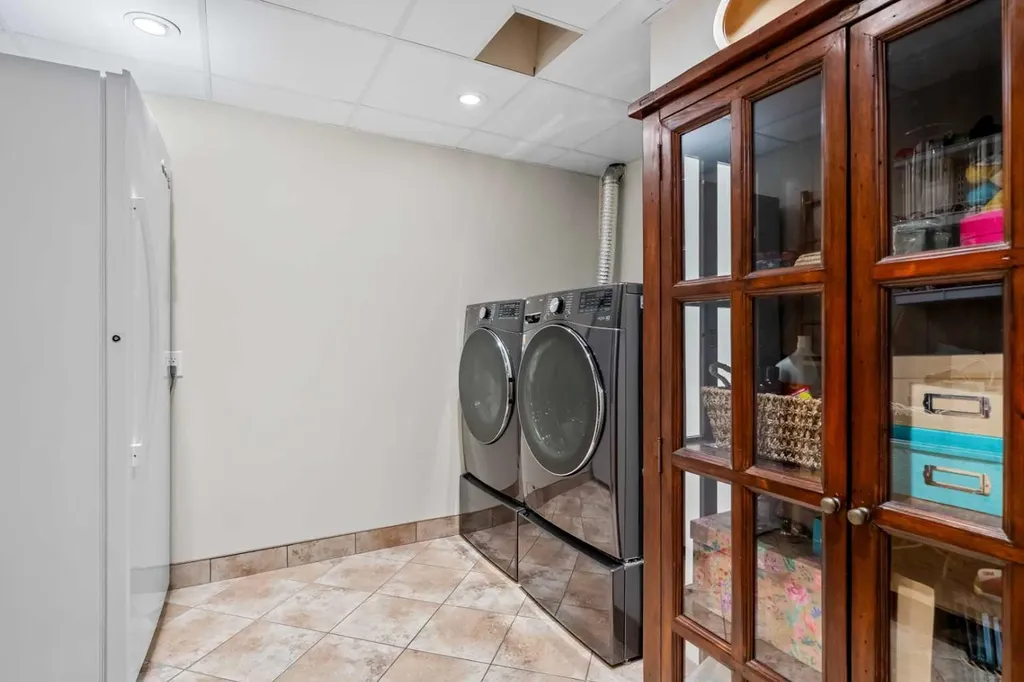 855 Oakside Circle SW Calgary AB T2V 4P5