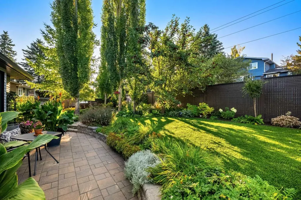 855 Oakside Circle SW Calgary AB T2V 4P5